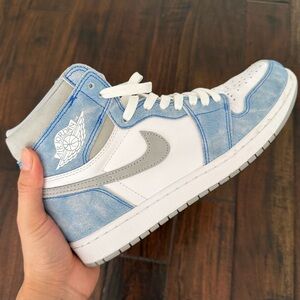 Nike Air Jordan 1  Retro High in Hyper Royal